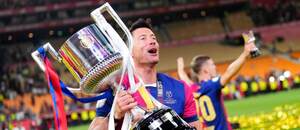 Robert Lewandowski s trofejí pro vítěze Copa del Rey za sezonu 2024/25