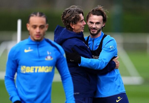 Thomas Frank s Jamesem Maddisonem během tréninku Tottenhamu