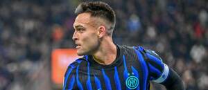 Lautaro Martínez z Interu Milán slaví gól do sítě celku Como