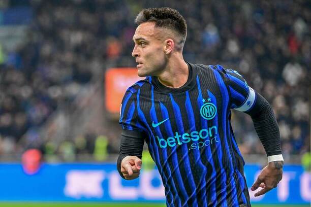 Lautaro Martínez z Interu Milán slaví gól do sítě celku Como