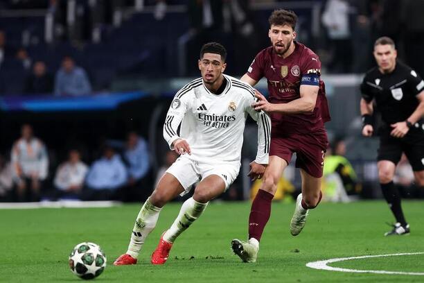 Jude Bellingham z Realu Madrid a Rúben Dias z Manchesteru City v souboji