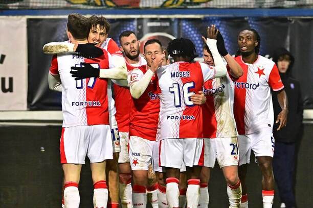 Fotbalisté Slavie Praha se radují z gólu proti Teplicím