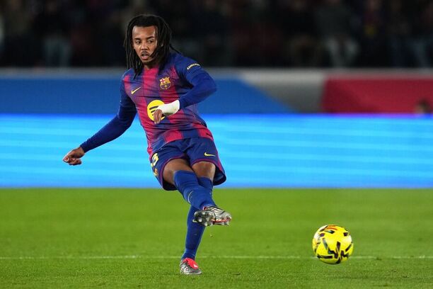 Jules Koundé, obránce ve službách Barcelony, v akci proti Atléticu Madrid