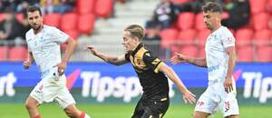 5. kolo CHL 2025/26: Zleva pardubický fotbalista Jan Řezníček, hráč Baníku David Planka a Samuel Šimek hájící dres Východočechů