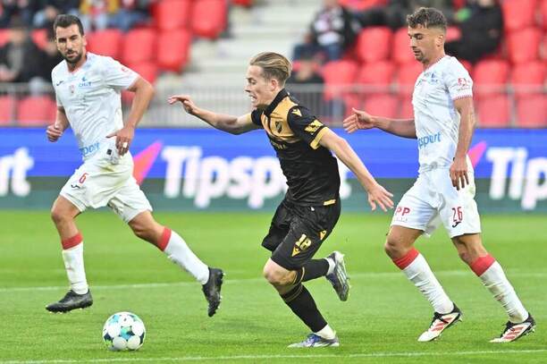 5. kolo CHL 2025/26: Zleva pardubický fotbalista Jan Řezníček, hráč Baníku David Planka a Samuel Šimek hájící dres Východočechů