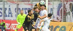 Fotbalisté Baníku a Pardubic bojují o míč během 5. kola Chance Ligy 2025/26