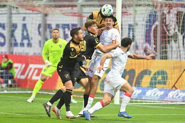 Fotbalisté Baníku a Pardubic bojují o míč během 5. kola Chance Ligy 2025/26