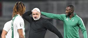 Jindřich Trpišovský podává ruku Laminu Jawovi