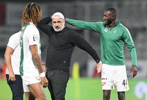 Jindřich Trpišovský podává ruku Laminu Jawovi