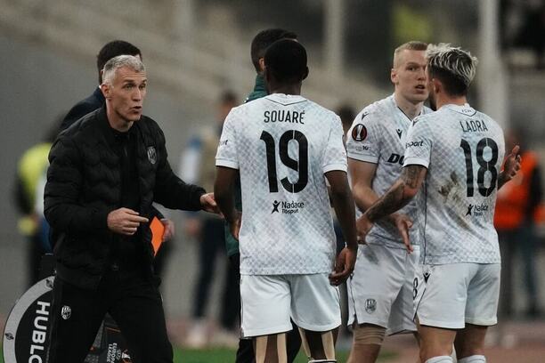 Fotbalisté Plzně během zápasu 6. kola Evropské ligy 2025–26