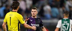 Jablonecký Jan Hanuš si třese rukou s Davidem Douděrou