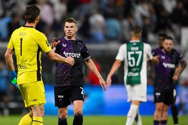 Jablonecký Jan Hanuš si třese rukou s Davidem Douděrou