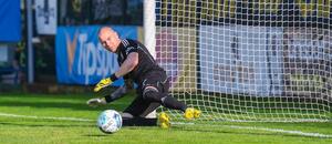 Stanislav Dostál sleduje míč letící za jeho záda