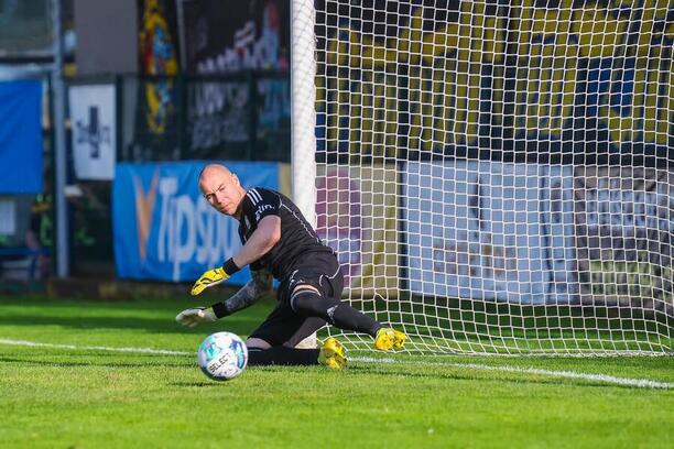 Stanislav Dostál sleduje míč letící za jeho záda