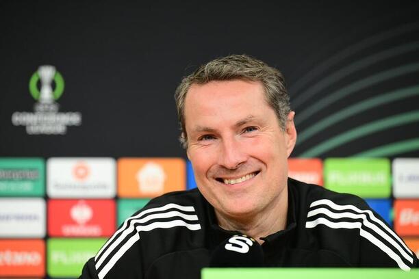 Trenér Sparty Brian Priske během tiskové konference