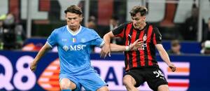 Scott McTominay z Neapole a Alexis Saelemaekers z AC Milán