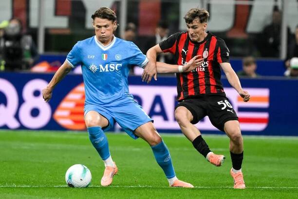 Scott McTominay z&nbsp;Neapole a&nbsp;Alexis Saelemaekers z&nbsp;AC Milán