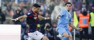 Riccardo Orsolini (Bologna) a Miguel Gutiérrez (Neapol) v souboji