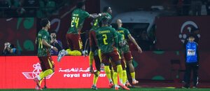 Hráči Kamerunu při radosti po výhře nad Gabonem (1:0)