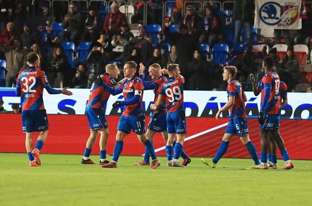 Hráči Plzně slaví gól proti Dukle, prosinec 2025