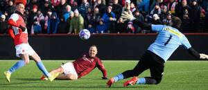 Tomáš Jun v souboji s Peterem Grajciarem