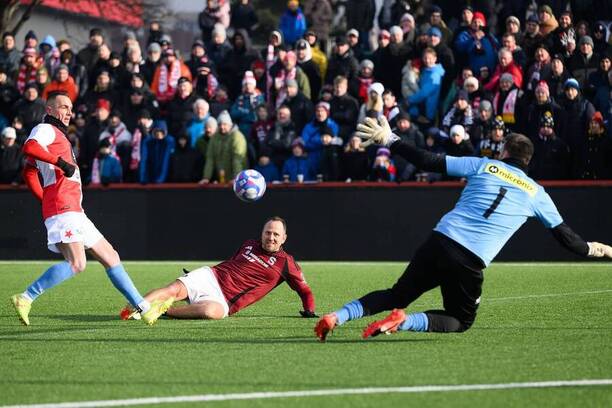 Tomáš Jun v&nbsp;souboji s&nbsp;Peterem Grajciarem