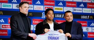 Brazilec Endrick pózuje s dresem Lyonu