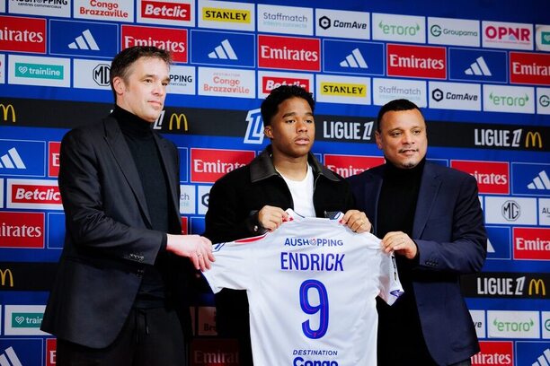 Brazilec Endrick pózuje s dresem Lyonu