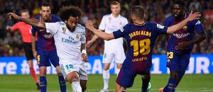 Marcelo z Realu Madrid a Jordi Alba v souboji v El Clásicu v roce 2018