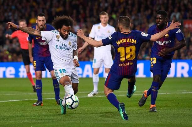 Marcelo z Realu Madrid a Jordi Alba v souboji v El Clásicu v roce 2018