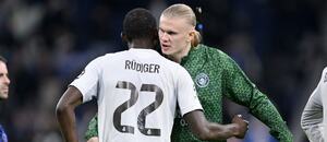 Antonio Rüdiger (Real Madrid) se zdraví s Erlingem Haalandem (Manchester City)