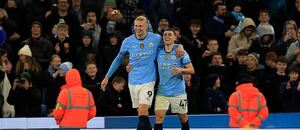 Erling Haaland (vlevo) a Phil Foden slaví gól v minulém zápase Man City vs. Chelsea