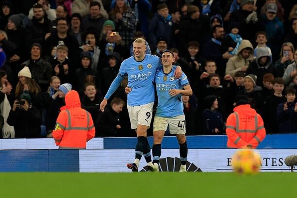Erling Haaland (vlevo) a&nbsp;Phil Foden slaví gól v&nbsp;minulém zápase Man City vs. Chelsea