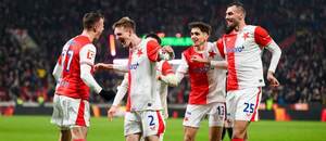 Hráči Slavie se radují ze vstřeleného gólu