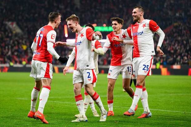 Hráči Slavie se radují ze vstřeleného gólu