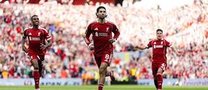 Dominik Szoboszlai (uprostřed) rozhodl v posledním vzájemném zápase o vítězství Liverpoolu proti Arsenalu