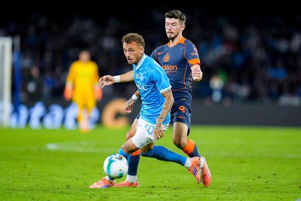 8. kolo Serie A 2025/2026: Na fotce neapolský forvard Noa Lang a&nbsp;za ním záložník Interu Milán Petar Sučič