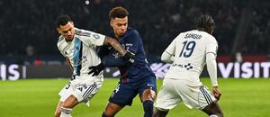 Desiré Doué z Paris Saint-Germain mezi obránci soupeře v utkání PSG vs. Paris FC