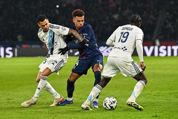 Desiré Doué z&nbsp;Paris Saint-Germain mezi obránci soupeře v&nbsp;utkání PSG vs. Paris FC
