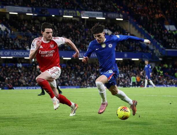 Declan Rice (vlevo) v&nbsp;souboji s&nbsp;Alejandrem Garnachem v&nbsp;ligovém utkání Arsenalu s&nbsp;Chelsea