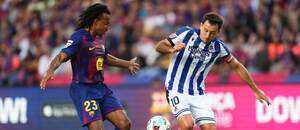 Jules Koundé z Barcelony a Mikel Oyarzabal v barvách Realu Sociedad bojují o míč