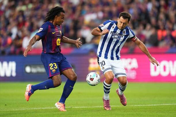 Jules Koundé z&nbsp;Barcelony a&nbsp;Mikel Oyarzabal v&nbsp;barvách Realu Sociedad bojují o&nbsp;míč