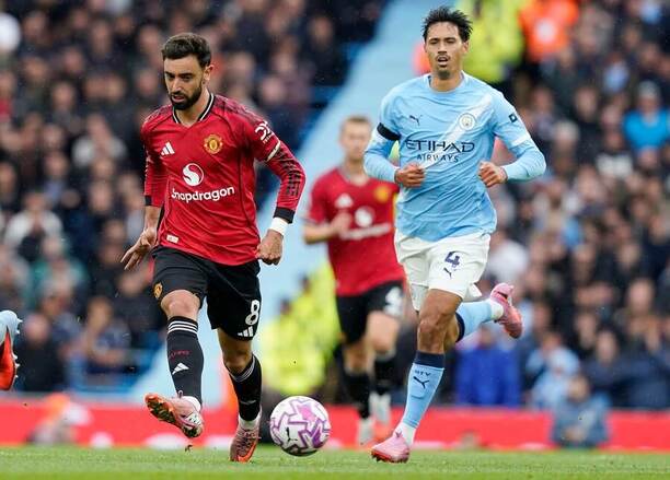 Bruno Fernandes a&nbsp;Tijjani Reijnders v&nbsp;zářijovém vzájemném duelu United proti City