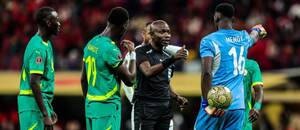 Hráči Senegalu v diskusi s rozhodčím