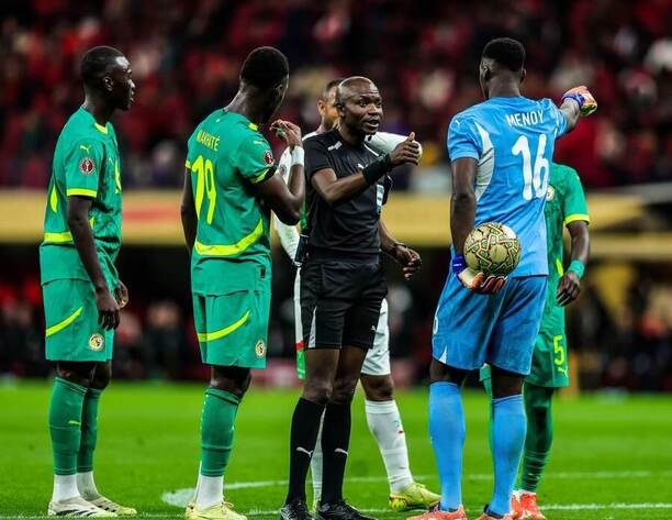 Hráči Senegalu v diskusi s rozhodčím