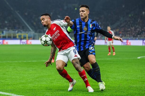 Gabriel Jesus a&nbsp;Lautaro Martínez v&nbsp;minulém vzájemném duelu Arsenalu s&nbsp;Interem v&nbsp;Lize mistrů