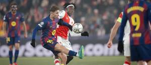 David Moses v souboji o míč