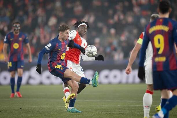 David Moses v souboji o míč