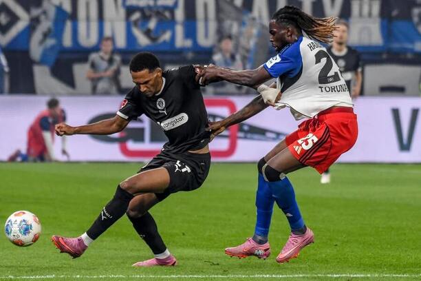Andréas Houtondji (vlevo) a&nbsp;Jordan Torunarigha v&nbsp;posledním bundesligovém derby St. Pauli vs. Hamburg