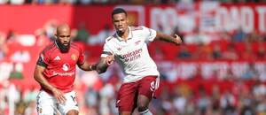 Bryan Mbeumo a Gabriel v minulém vzájemném duelu Manchester United vs. Arsenal